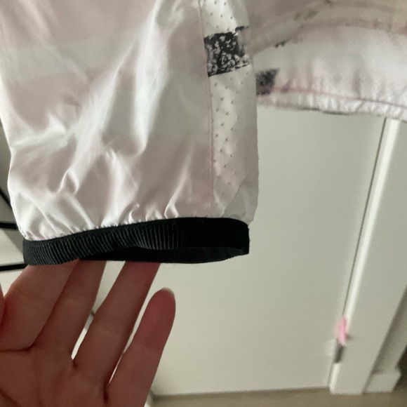 Lululemon windbreaker with hood that can be stored away - Picture 4 of 6